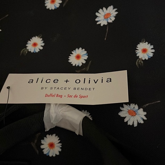 NWT Alice + Olivia Daisy Duffel bag with matching reversible hat - Picture 3 of 6